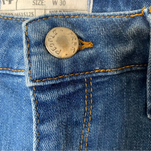 Free People Frayed Hem Medium Wash Crop Jeans Size 30 Boho 61502-16515125 Comfy - Picture 6 of 9